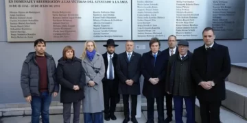 A 31 años del atentado a la AMIA, Milei participó del acto central y prometió: “No vamos a parar hasta que se haga justicia”