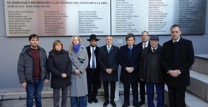 A 31 años del atentado a la AMIA, Milei participó del acto central y prometió: “No vamos a parar hasta que se haga justicia”