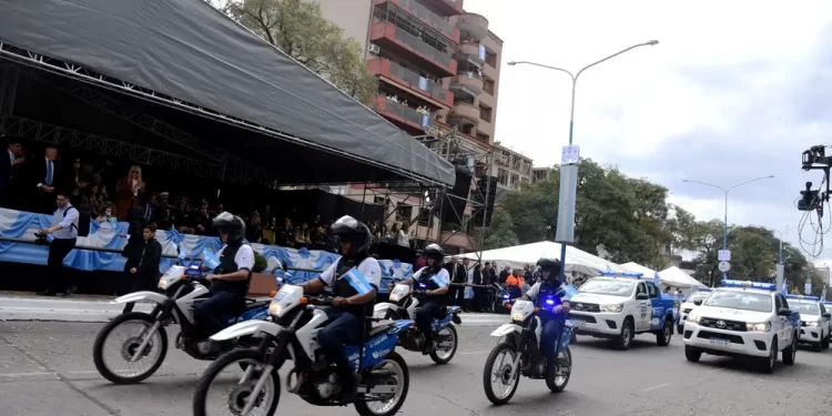 Multitudinario desfile cívico-militar por el 9 de Julio en Tucumán