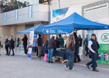 Conciencia ambiental en vacaciones: El Municipio refuerza tareas de prevención y cuidado del planeta en la peatonal Congreso