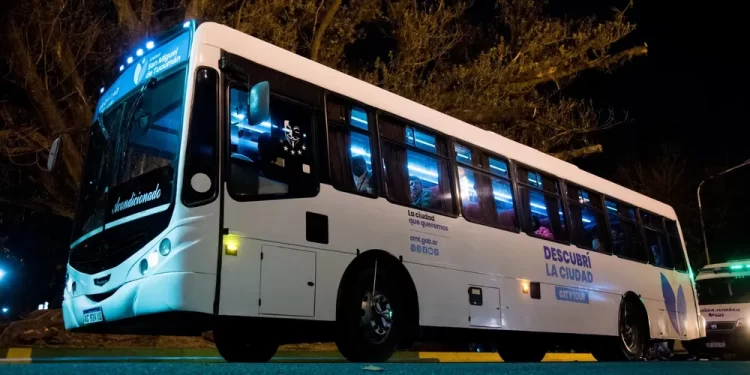El Bus Turístico Nocturno vuelve con una visita teatralizada al Cementerio del Oeste para cerrar el Mes de la Independencia