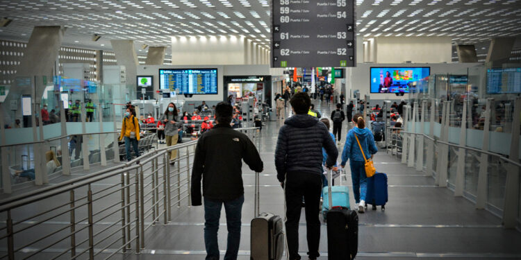 La protesta de los controladores aéreos ya afectaron a miles de pasajeros