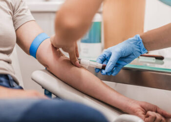 Un análisis de sangre promete detectar el párkinson antes de los primeros síntomas