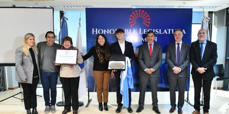 Homenaje en Legislatura: tucumano llevará la bandera provincial a Dubái