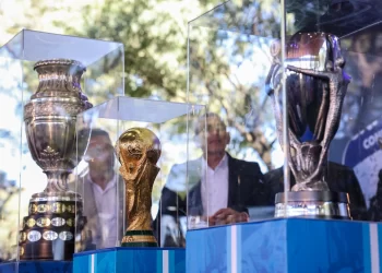 Vecinos pudieron ver de cerca las copas de “La Scaloneta” 