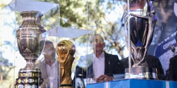 Vecinos pudieron ver de cerca las copas de “La Scaloneta” 