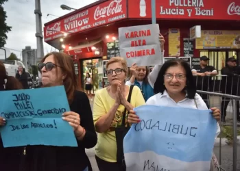 Jubilados y familiares de personas con discapacidad repudiaron a Karina Milei 