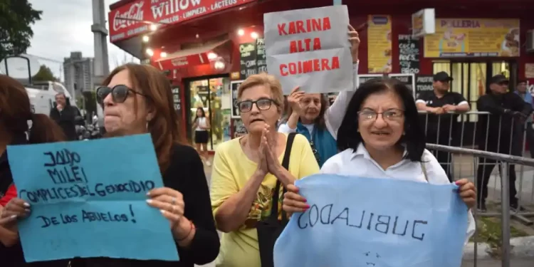 Jubilados y familiares de personas con discapacidad repudiaron a Karina Milei 