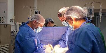 Una cirugía de vanguardia salvó la vida de un joven de 40 años con cáncer pulmonar