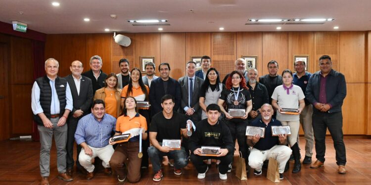 Legislatura distinguió a destacados deportistas tucumanos en los jadar 2025