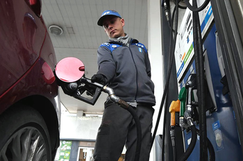 El Gobierno aumentó parcialmente los impuestos a los combustibles