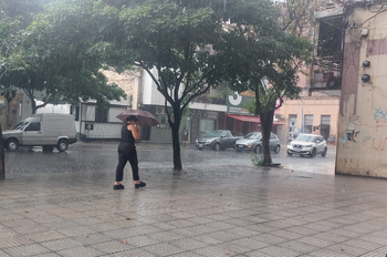 Fuerte tormenta sorprendió a los tucumanos en la siesta de este lunes