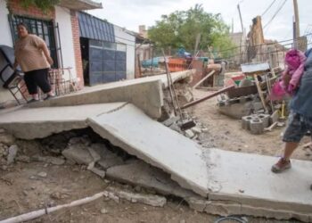 Dramática noche en Comodoro Rivadavia: un deslizamiento de tierras destruyó calles y casas