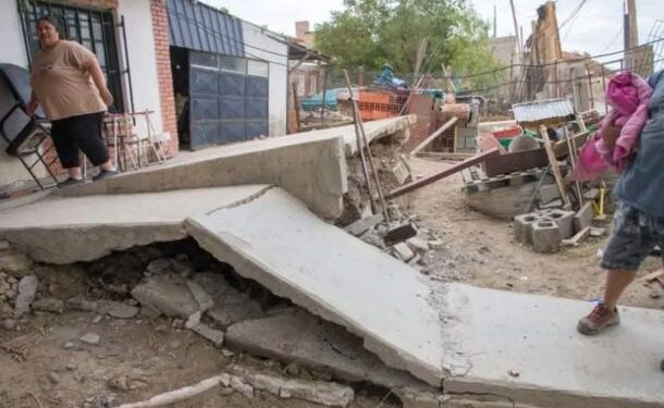 Dramática noche en Comodoro Rivadavia: un deslizamiento de tierras destruyó calles y casas