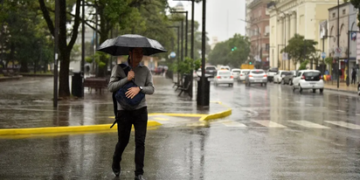Con fuertes ráfagas, la tormenta afectó Capital y el norte provincial