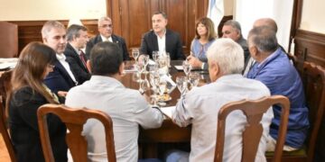 Provincia inició el diálogo con los gremios estatales por recomposición salarial