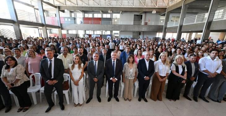 Jaldo entregó equipamientos a escuelas por 2.000 millones de pesos