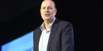 Denuncian a Sturzenegger por una contratación millonaria vinculada a su esposa