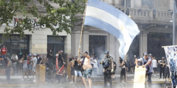 Reforma laboral: tensión, incidentes y explosiones en las afueras del Congreso