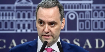 Adorni calificó de «extorsivo» el paro de la CGT