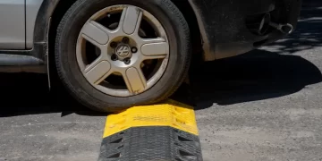 Instalan reductores de velocidad en la ciudad para incrementar la seguridad vial y prevenir siniestros viales