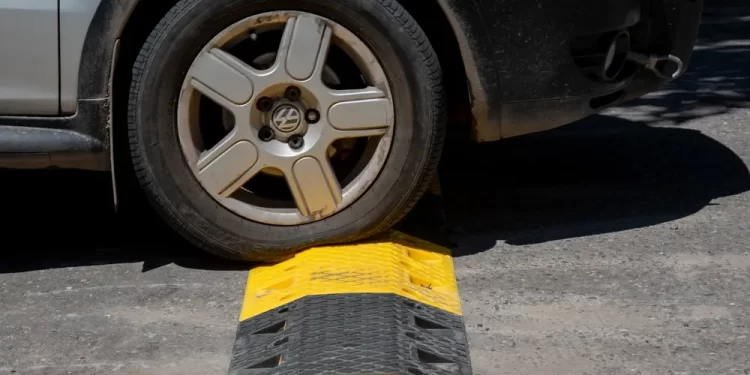 Instalan reductores de velocidad en la ciudad para incrementar la seguridad vial y prevenir siniestros viales