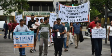 Violencia de género: Padres tucumanos marcharon pidiendo rigurosidad contra las falsas denuncias