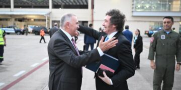 Jaldo recibió al presidente Milei en el aeropuerto