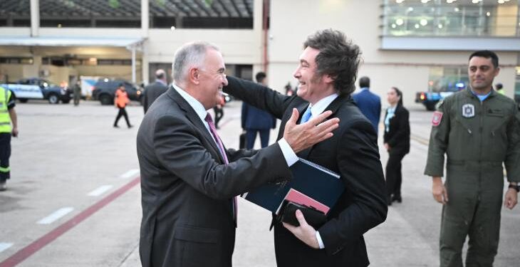 Jaldo recibió al presidente Milei en el aeropuerto