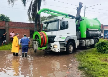 El Municipio lleva asistencia y trabaja para solucionar anegamientos en zonas de la capital afectadas por el temporal