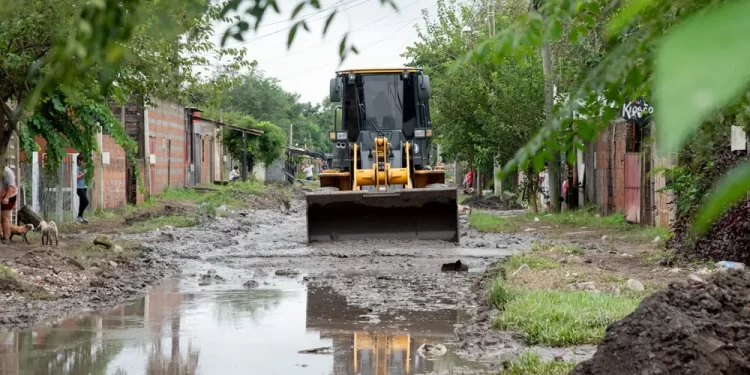 Seis cuadrillas municipales trabajan por tercera jornada consecutiva en los barrios más afectados por el temporal