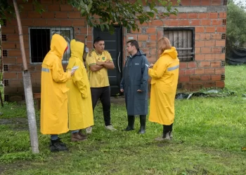 Puerta por puerta, el Municipio releva necesidades de vecinos en barrios para brindar asistencia