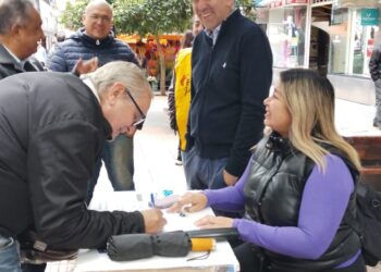 EL frente de defensa de consumidores y usuarios junto firmas en la peatonal