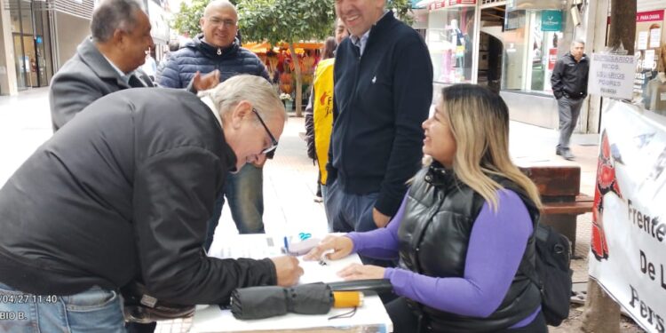 EL frente de defensa de consumidores y usuarios junto firmas en la peatonal