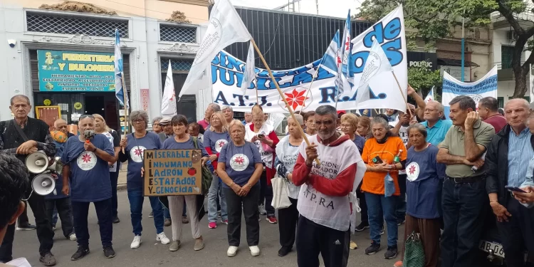 En PAMI Tucumán se vivió una jornada de tensión y caos