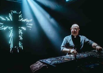 El show del cura DJ en Plaza de Mayo: multitudinario homenaje al Papa Francisco