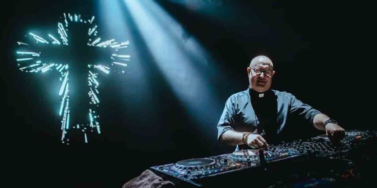 El show del cura DJ en Plaza de Mayo: multitudinario homenaje al Papa Francisco