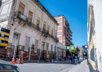 Por riesgo de colapso de la fachada de un inmueble, se dispuso el corte total vehicular y peatonal en Mendoza al 200