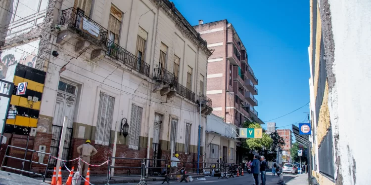 Por riesgo de colapso de la fachada de un inmueble, se dispuso el corte total vehicular y peatonal en Mendoza al 200