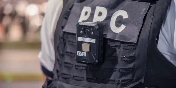 Con la incorporación de cámaras corporales, refuerzan la seguridad y transparencia en los operativos viales