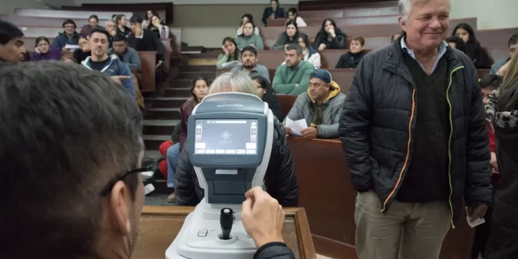 Estudiantes y personal de Medicina de la UNT acceden a controles oftalmológicos y Ecolentes gratuitos