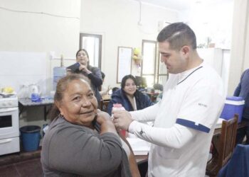El Ministerio de Salud convocó a la población a vacunarse contra la gripe este sábado en el 107