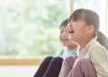 Hacer reír a los niños puede ayudar a fortalecer su cerebro