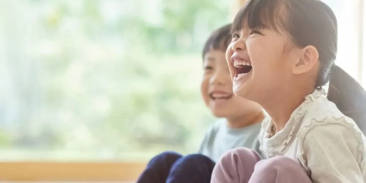 Hacer reír a los niños puede ayudar a fortalecer su cerebro