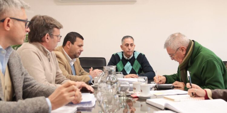 Hacienda avanza en el debate de una norma para simplificar las habilitaciones comerciales