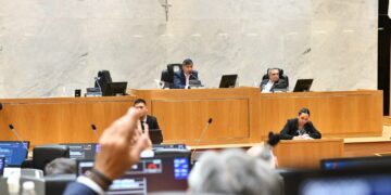 La Legislatura aprobó leyes claves y continuará la sesión el lunes tras un cuarto intermedio