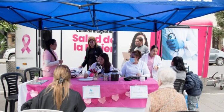 En el Día Internacional de Acción por la Salud de las Mujeres, vecinas accedieron a prestaciones gratuitas en Plaza Independencia