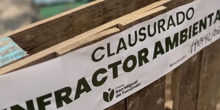 Sancionan a cinco empresas por arrojar escombros en el Canal Sur y el Río Salí