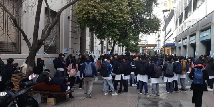 Escuela Normal: los alumnos reclaman y llegó Montaldo para dialogar