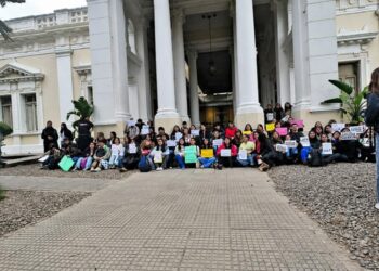 Alumnos de la UNT marcharon contra el acoso y la violencia digital
